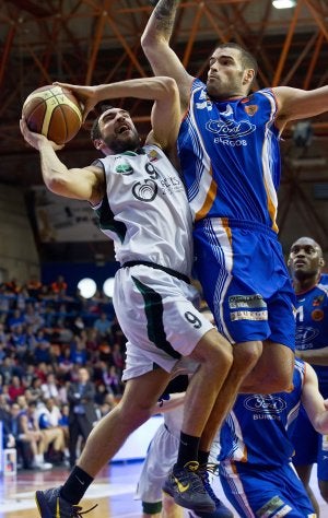 Dani Rodríguez entra a canasta el domingo en El Plantío. ::                             S. OTERO