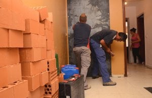 Los técnicos bloquean la vivienda tras el desahucio de ayer en Suerte de Saavedra. ::                             CASIMIRO MORENO