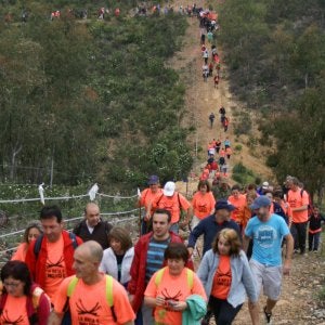 Una inclinada subida puso a prueba a los participantes en la ruta senderista. ::                             E. G.