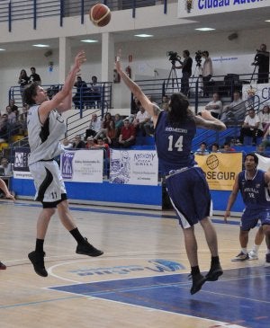 Sedlak intenta un lanzamiento ante en                        una de las acciones de ataque de los                        cacereños en Melilla. :: OPTASPORTS