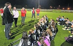 Óscar de Paula charla con las integrantes del Femenino Badajoz, acompañado de Ángeles Aguilera y Carlos Mangas. ::                             C. MORENO