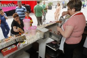 La marcha de los  puestos a Sol deja a la feria en la plaza sin turrón. ::                             ANDY SOLÉ