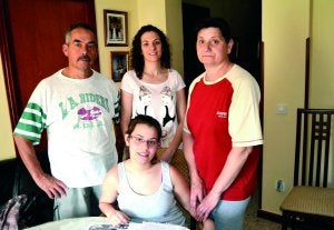 Nuria, con sus padres y su hermana Laura en el domicilio familiar. ::                             G. A.