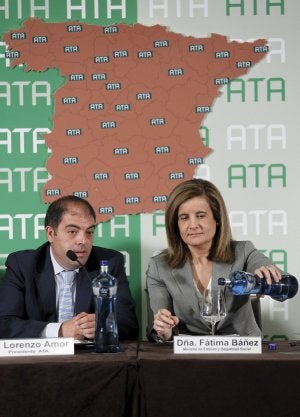 El presidente de ATA y la ministra de Empleo, ayer. ::
C. MOYA / EFE