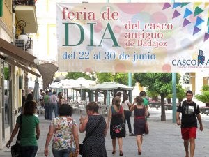 Los veladores permanecen prácticamente desérticos en el Casco Antiguo a mediodía. ::                             JOSÉ VICENTE ARNELAS