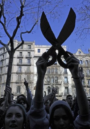 Los estudiantes se manifestaron en febrero en contra de los recortes en Educación. ::                             LLUIS GENE / AFP