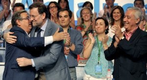 Rajoy abraza al nuevo presidente del PP en Andalucía, Juan Ignacio Zoido, en presencia de Arenas. ::
EFE