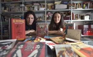 Cisco Bellabestia y Sara Herculano rodeados de sus libros. ::                             J. V. ARNELAS