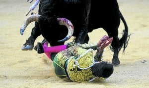 El sexto de la tarde volteó a Perera, que volvió a la cara del toro con más de decisión. ::                             IOSU ONANDIA