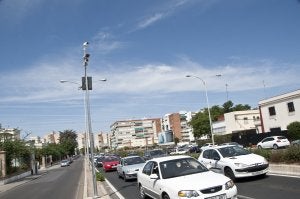 Uno de los fotorrojos instalados en el cruce de la BA-20 con la avenida Villanueva. ::                             PAKOPÍ