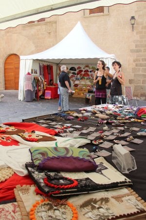 Los puestos abrieron ayer por la tarde en Santa María. ::                             M. NÚÑEZ