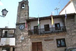 Villanueva de la Vera. Edificio del Ayuntamiento y la sentencia que le condena por no haber frenado las molestias de un bar. ::                             HOY/CORDERO