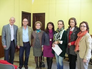 La joven ganadora con familiares y miembros del jurado. ::                             M. A. M.