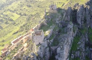 Imagen aérea en la que se ve una parte del pueblo y en primer plano, lo que queda del castillo. ::                             HOY