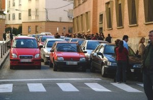 Las dobles filas a las puertas de los colegios son habituales en la ciudad de Badajoz. ::                             HOY