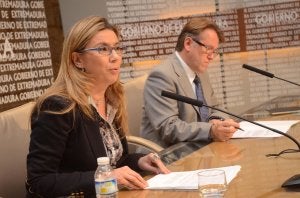 La vicepresidenta Cristina Teniente con el consejero de Fomento tras la reunión del Gobierno. ::                             BRÍGIDO