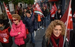 Un piquete formado por unas cincuenta personas recorrió varias veces, adelante y atrás, la calle Menacho ayer. ::                             CASIMIRO MORENO