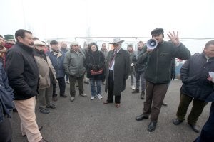 Emilio Santos, a la derecha de la imagen, cuenta a los vendedores las negociaciones para cambiar el mercadillo. ::                             LORENZO CORDERO