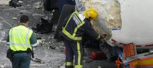 Un bombero examina la parte de la cisterna afectada. ::                             MAM