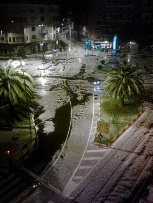 El cruce de caminos de la Cruz de los Caídos ( Gil Cordero, Avenida de España, Antonio Hurtado) dejó esta imagen. ::                             ALEJANDRA NÚÑEZ