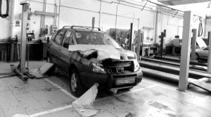 El techo cedió tanto en los expositores como en el taller de reparaciones del concesionario Renault. ::
S. E.