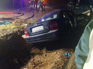 Imagen del estado en el que quedó vehículo siniestrado tras salirse de la vía. ::                             V. P.