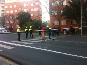 Un agente se sitúa junto al lugar donde fueron arrollados los peatones. ::                             HOY
