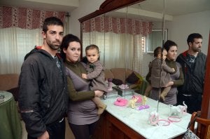 Paco (26 años), Lorena (22) y la hija de ambos, Irache (17 meses) en su piso en Mérida. La pareja no conoce un trabajo de más de un mes de duración desde hace cuatro años. ::                             BRÍGIDO