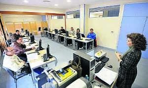 El taller se imparte en una de las aulas de la sede de Cocemfe. ::                             ARNELAS