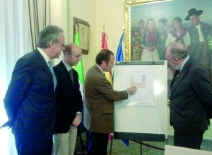 El rector, el alcalde y el presidente de Cajalmendralejo. ::                             G. C.