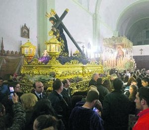 El convento de las Descalzas se llenó de fieles tras la suspensión del desfile. :: J.V. ARNELAS