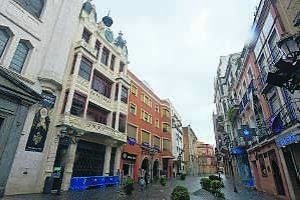 Las Tres Campanas. El histórico edificio de la Plaza de la Soledad que albergaba antes una juguetería se quiere convertir en un 'hotel boutique'. En 2010 empezó a ponerse en marcha el proyecto y los promotores siguen a la espera de las últimas licencias. ::                             J.V.A.