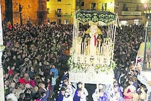 La salida de la Virgen de la Esperanza reunió ayer a mucho público en San Juan . ::                             L. CORDERO