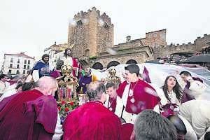 La Sagrada Cena tuvo que cubrir el paso con un plástico en la Plaza Mayor.