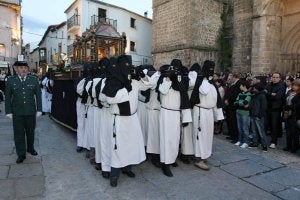 El paso del Santo Sepulcro desfiló escoltado por la Guardia Civil.