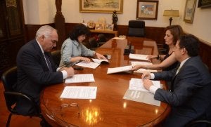 Acedo (izda) firma con representantes de un banco el crédito para el pago a proveedores. ::                             HOY