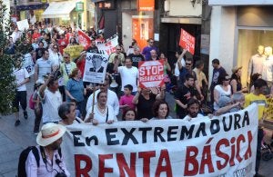 Manifestación recorriendo las calles del centro de Mérida el jueves por la tarde. ::                             BRÍGIDO