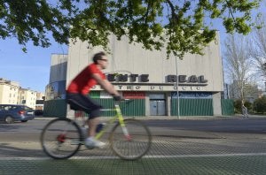 Cines Puente Real, en el Paseo Fluvial de Badajoz, con el edificio cerrado y casi blindado. ::                             J.V. ARNELAS