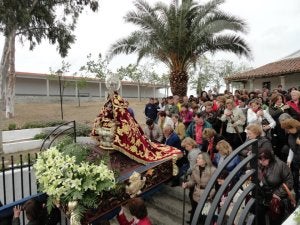 Salida de la ermita de la Virgen el año pasado. ::
F. H.
