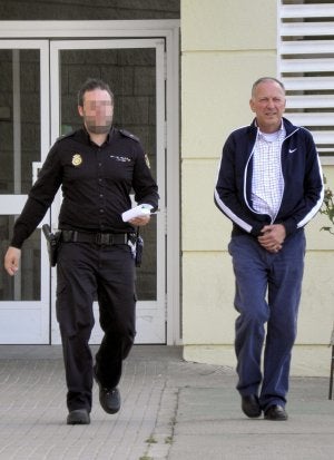 Viñuela sale de un centro de salud tras pasar por la Comisaría. ::                             EFE