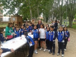 Un grupo de niños durante un desayuno saludable con frutas. ::                             G. C.