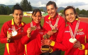 Bejarano (2ª derecha), con el equipo español. ::
TWITTER DE SONIA