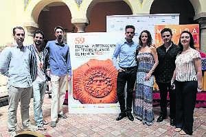 El director Antonio Najarro, el cuarto empezando por la derecha, junto a Maribel Gallardo, bailarina, que da vida a Medea, bailarines y directores de orquestas. ::                             J. M. ROMERO