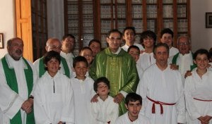 Manuel Cobos, en el centro, con sacerdotes y monaguillos. ::
V. PAVÓN