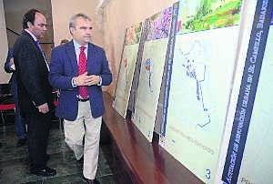 El alcalde de Badajoz, Francisco Javier Fragoso, observa los planos del área de actuación. ::                             C. MORENO