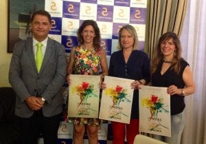Las autoras y la concejala muestran el cartel de las fiestas. ::                             G. C.