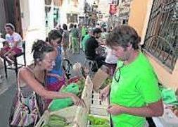 La calle Moret espera figurar en el Guinness con el bocadillo de patatera más grande del mundo