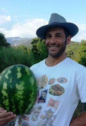 Aparicio con una de sus sandías en la garganta Cuartos. ::                             E.G.R.