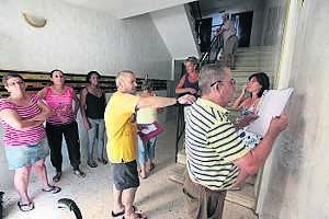 Vecinos del número 2 de la avenida de Dulcinea contrarios a la instalación de la antena. ::                             L. CORDERO