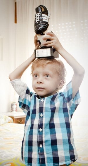 Juanmari levanta un trofeo deportivo. ::                             JORGE REY